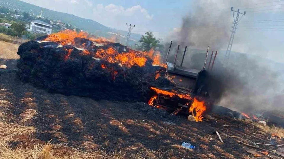 Tarsus’ta Harman Yangını: Patoz Makinesinden Çıkan Kıvılcımlar Tonlarca Samanı Kül Etti