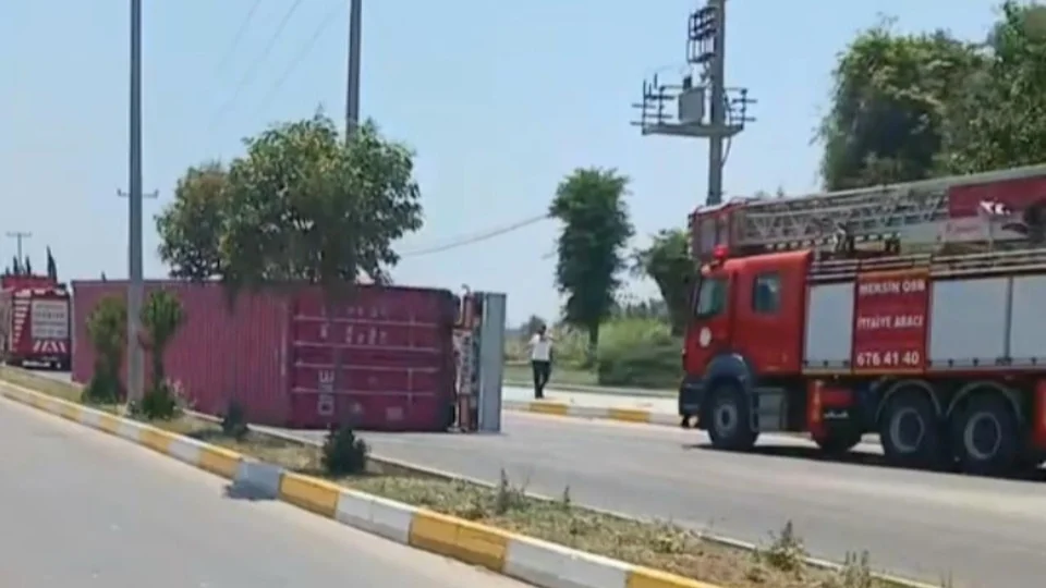 Mersin- Tarsus OSB Girişinde TIR Devrildi