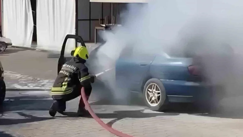 Erdemli Sanayisinde Araç Yangını: Motorundan Sesler Gelen Araç Bir Anda Yanmaya Başladı!