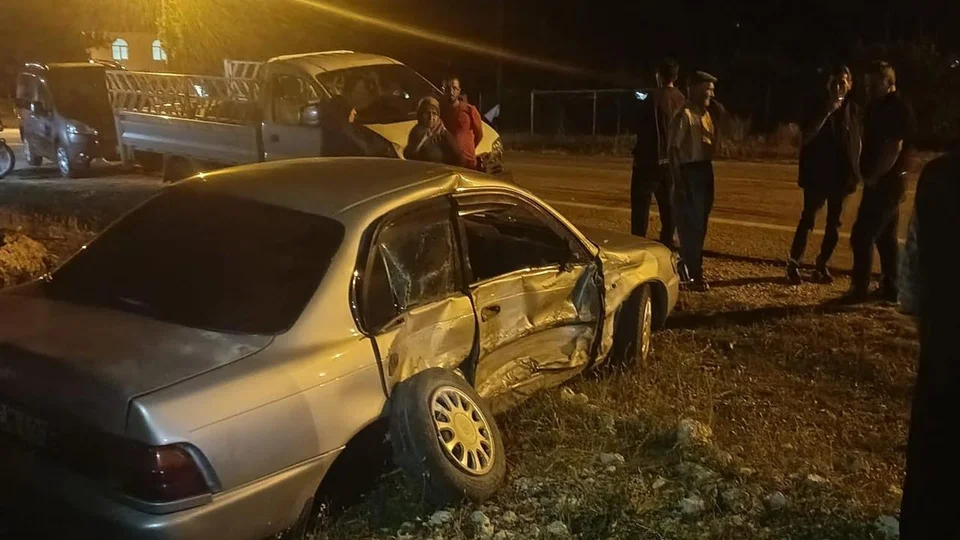 Erdemli Güzeloluk'ta Trafik Kazası: Otomobille Kamyonetin Çarpıştığı Kazada 2 Yaralı