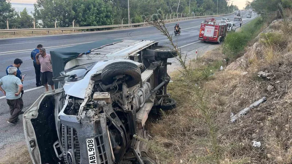 Bozyazı Limanı'nda Kaza: Anamur Yönünden Gelen Kamyonet Karşı Şeride Devrildi