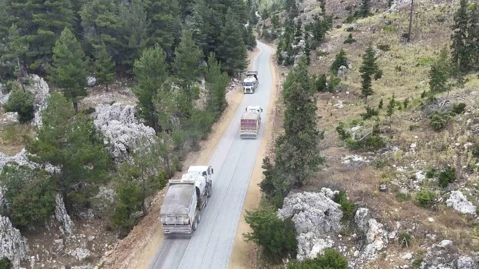 Gülnar’da 50 Yıllık Yol Çilesi Sona Erdi: Büyükşehir’den Unutulmayan Hizmet!Taşoluk ve Halifeler Mahalle Yolu Asfaltlandı