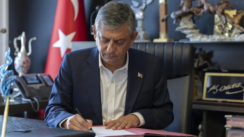 Özgür Özel ve 90 Milletvekili CHP'den İstifa Etti
