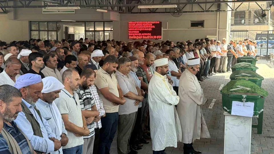 Tarsus'ta Gözyaşları Sel Oldu! Dalgaların Ayırdığı Aile Yan Yana Toprağa Verildi