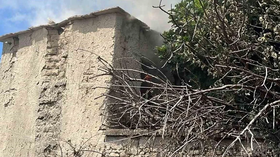 Mut’ta Metruk Evde Korkutan Yangın: Alevler Diğer Evlere Sıçramadan Söndürüldü