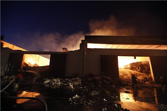 Mersin'de Pamuk Deposu Sabaha Kadar Alev Alev Yandı