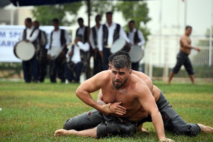 Cumhuriyet Yağlı Güreşleri’nde pehlivanlar er meydanını salladı