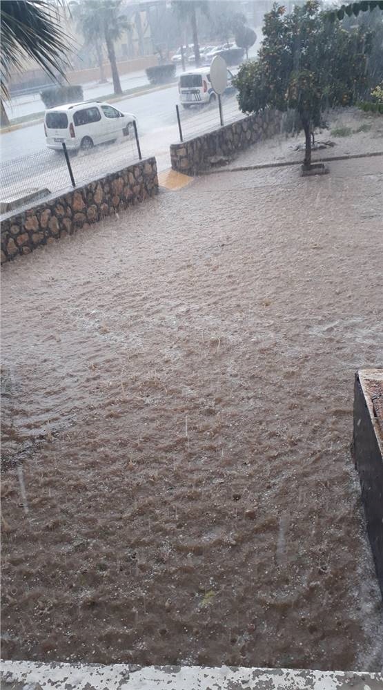 Yağış ve Dolu Nedeniyle Caddeler Su İle Doldu