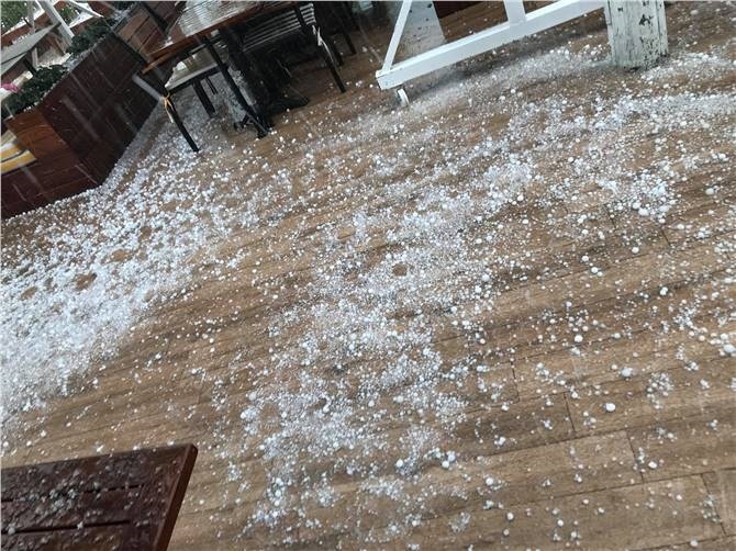 Yağan dolu sonrası Ev ve İş yerlerinin önü