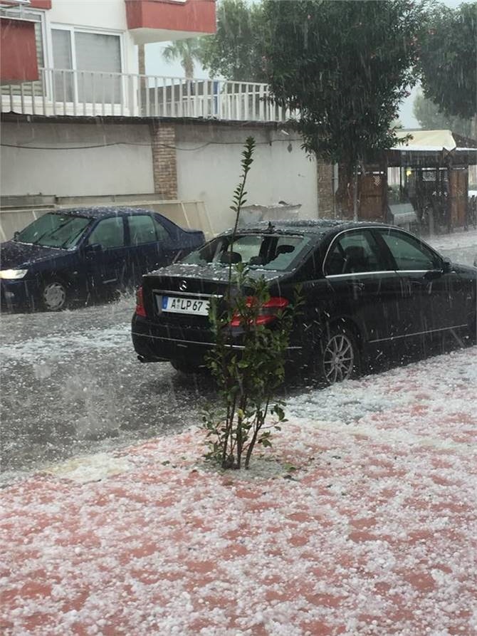 Yağan Dolu Nedeniyle Araçların Camı Patladı