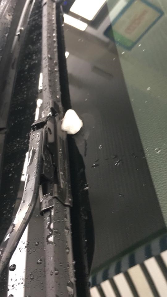 Mersin'de Yağan Dolunun Büyüklüğünü Gösteren Bir Fotoğraf