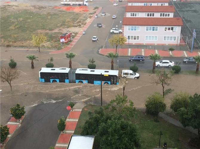 Aşırı Sağanak ve Dolu ile Bazı Noktalarda Su Birikintisi Meydana Geldi