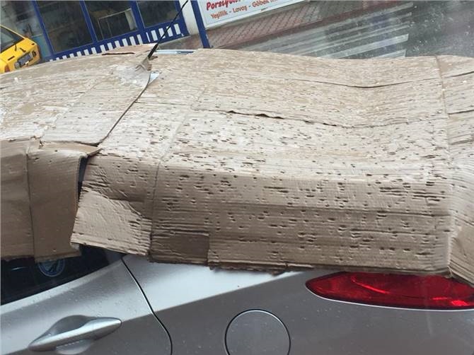 Yağan Büyük Ölçüdeki Dolunun Araçlara Zarar Vermemesi İçin, Vatandaş Kartonla Araçlarını Kapladı