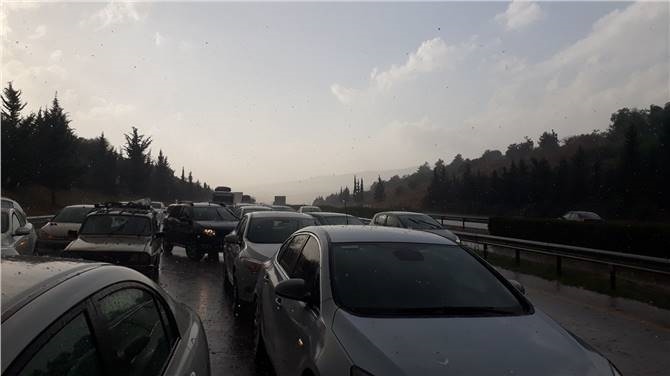 Otoyolda Şiddetli Dolu Yağışı Nedeniyle Trafik Kısa Süreliğine Durdu