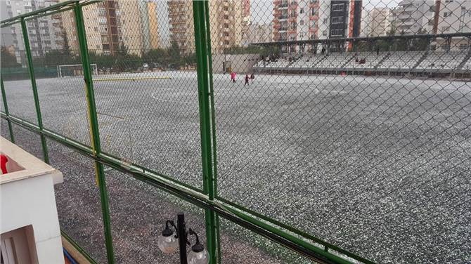 Mersin'de Yağan Dolunun Ardından, Bir Spor Kompleskinde Çekilmiş Fotoğraf