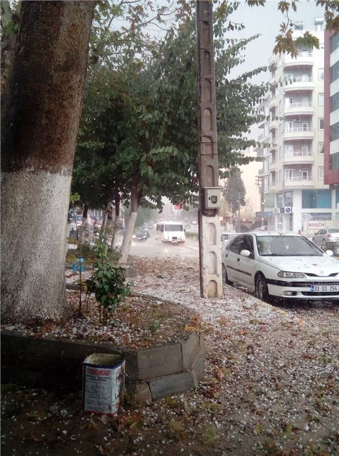 Caddeler Ağaç Yaprakları ve Dolu Taneleri İle Bu Hale Geldi