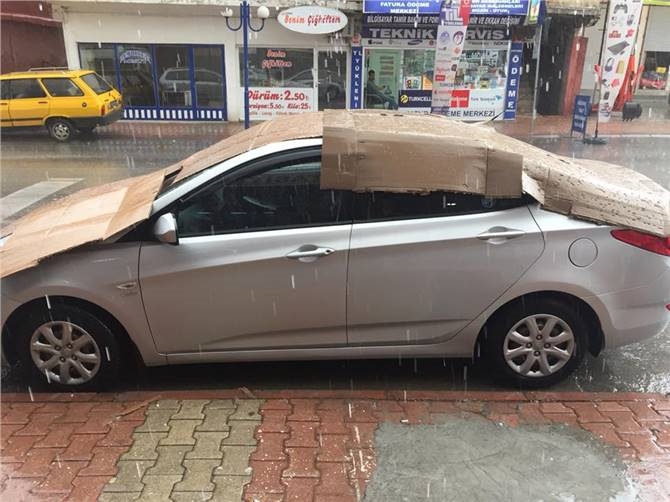 Aracı Doludan Korumak İçin Örtülen Karton'da  Delikler Oluştu