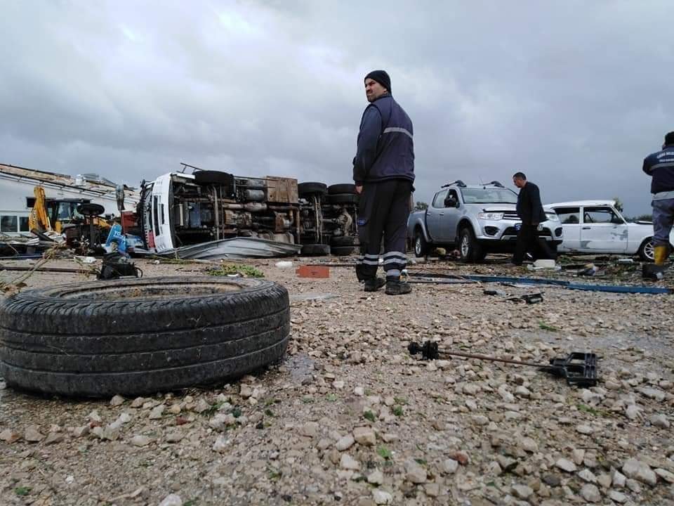 Araçlar Hortum Nedeniyle Hurdaya Döndü