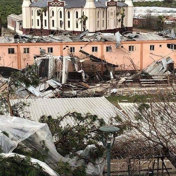 Çatı ve Metal Korunaklar Kağıt Gibi Dağıldı ve Etrafa Saçıldı