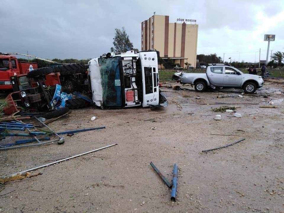 Dev Kamyonlar Devrilerek Parçalandı