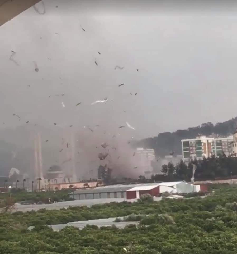 Hortum İçine Aldığı Herşeyi Yükselere Savurdu