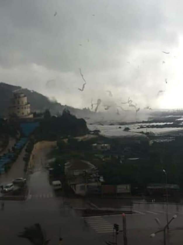 Hortum İçine Kattığı Herşeyi Metrelerce Yükseğe Kaldırdı