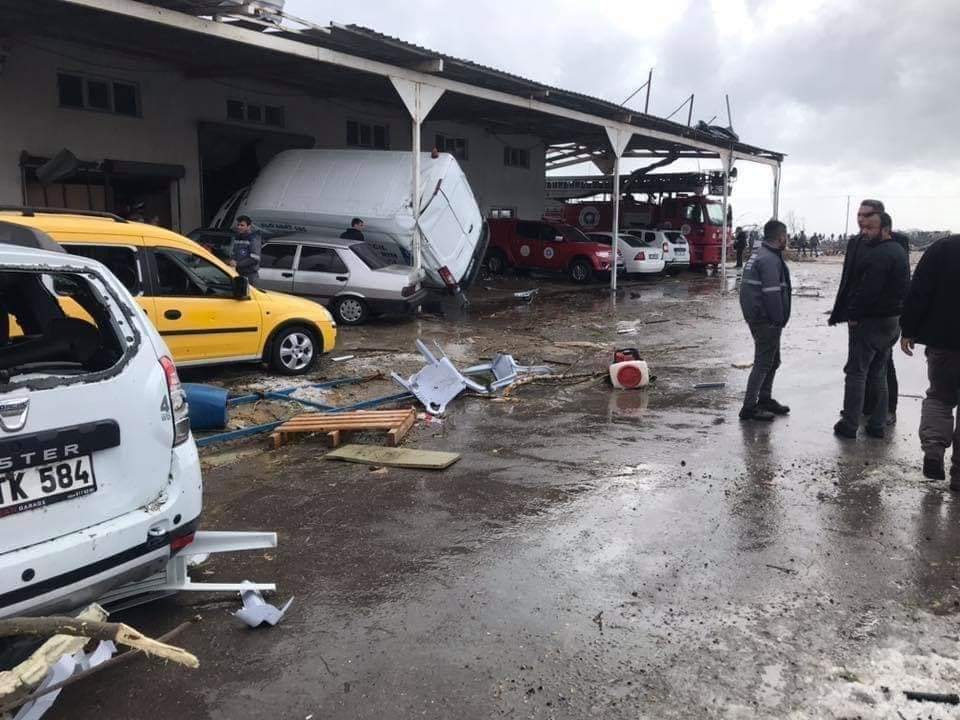 Otomobil ve Kamyonetler Yerinden Savrularak Etrafa Saçıldı