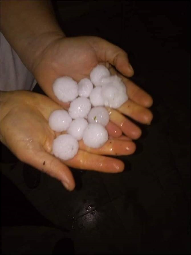 Ceviz büyüklüğünde dolu yağdı