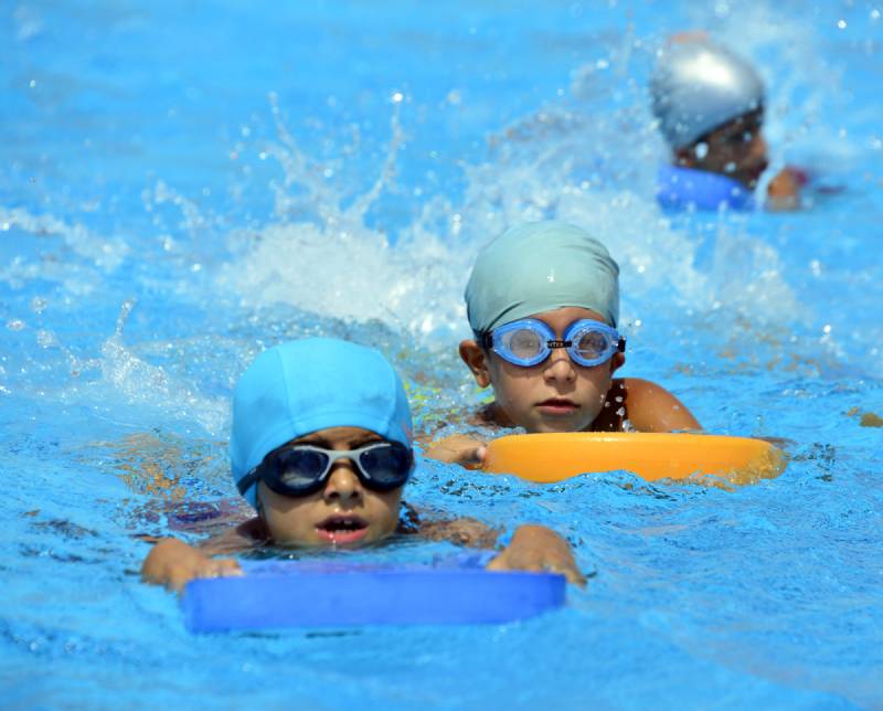 Yüzme Kursun'da Özel Bireyler Su Korkularını Yenecek