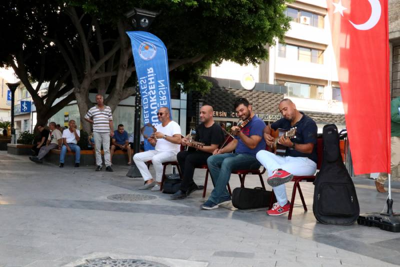 “Sanatçılarımız sokaklarda olmalı, salonlardan dışarı çıkmalı”
