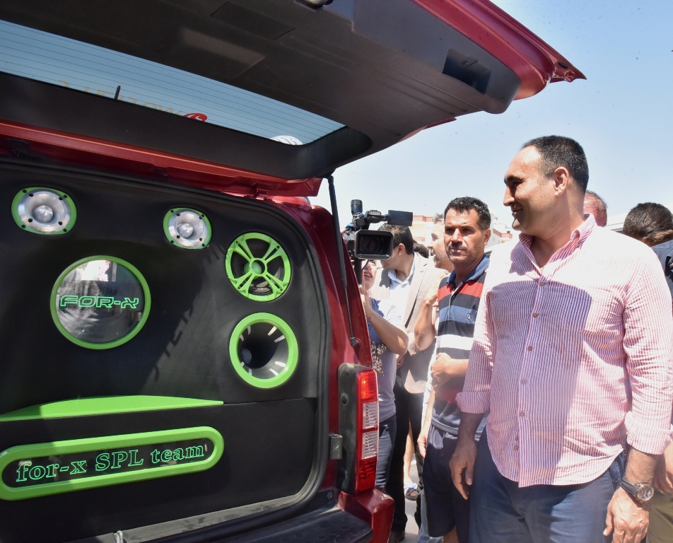 Plaket Takdim Edildi