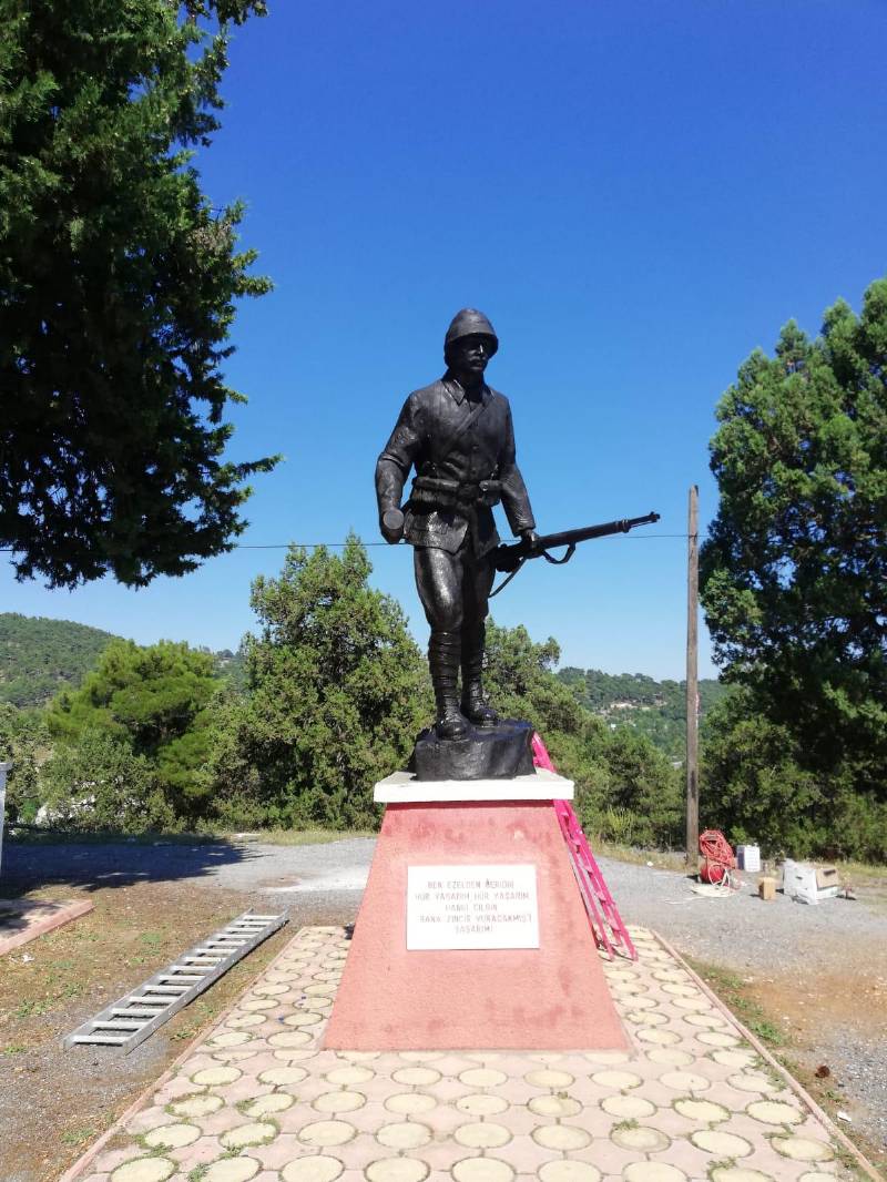 Mezar Taşları Boyandı, Heykelin Onarımı Yapıldı