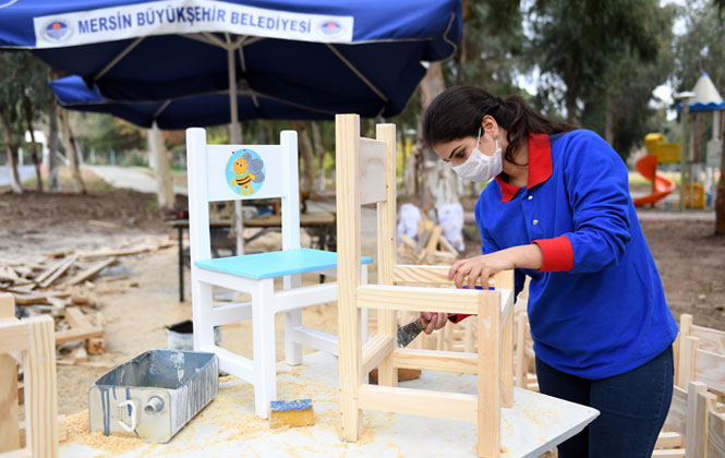 Belediyenin Marangoz Atölyesinde Kadın Marangoz Ustası Üretim Yapıyor
