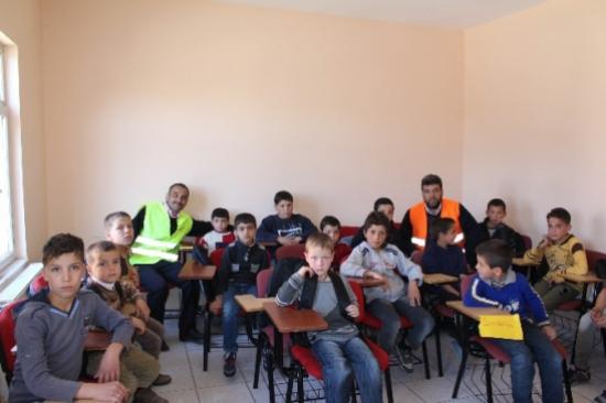 Anadolu Gençlik Derneğinden Suriyeli Vatandaşlara Kıyafet Yardımı