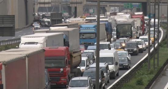 Bayram yolculuğu İstanbul trafiğini felç etti!