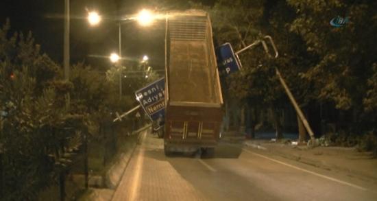 TIR'ın dorsesi açık kaldı, facianın eşiğinden dönüldü!