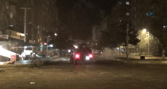 Göstericiler cezaevini taş yağmuruna tuttu!