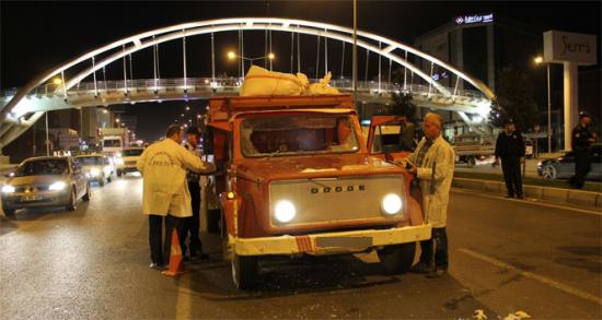 Üst geçitten yola atladı!