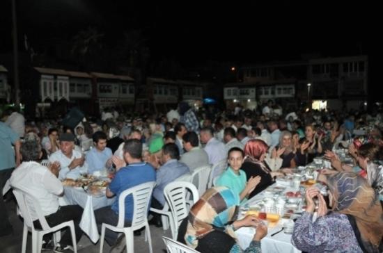 Osmaniyeliler Cumhuriyet Meydanı'nda Sahur Yaptı