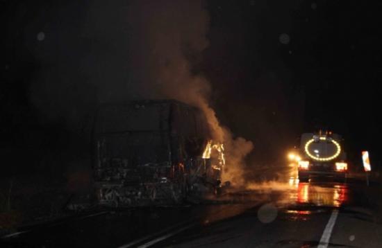 Yol Kenarına Terk Edilen Otobüs Alev Aldı