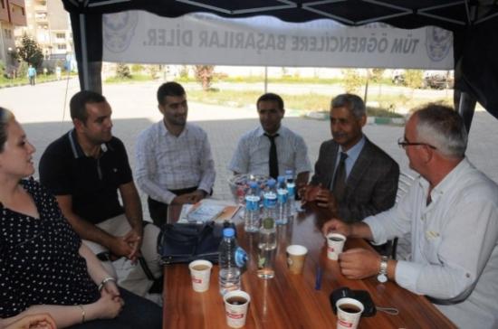 Rektör Vekili Bal Kayıt Yapan Öğrencilerle Bir Araya Geldi