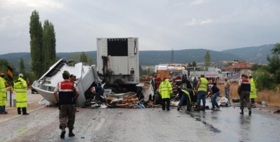 Karşı Şeride Geçen Tır Ölüm Saçtı: 4 Ölü