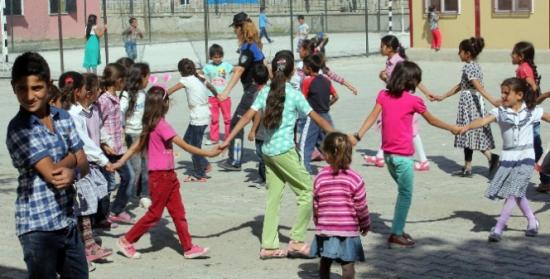Ağrı'da Polis Amcalar Kırtasiye Seti Projesi