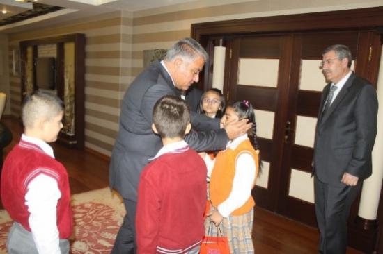 Minik Öğrencilerden Vali Tekinarslan'a Ziyaret