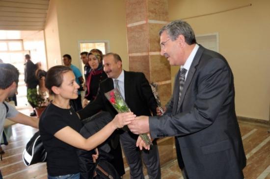 Ağrı'ya Atanan Öğretmenler Karanfillerle Karşılandı