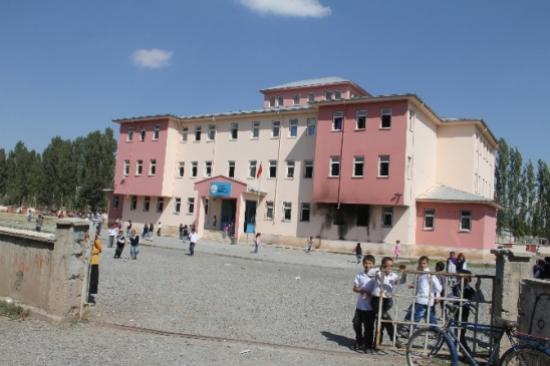 Iğdır'da Molotoflu Saldırı Düzenlenen Okulda Eğitim Öğretim Devam Ediyor