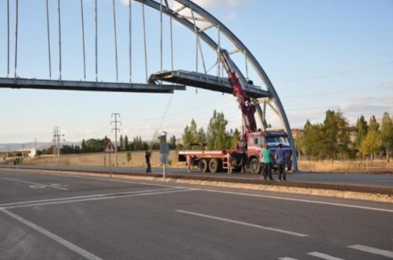 Üst Geçit Yapımı Antalya-afyonkarahisar Yolunu Trafiğe Kapattı