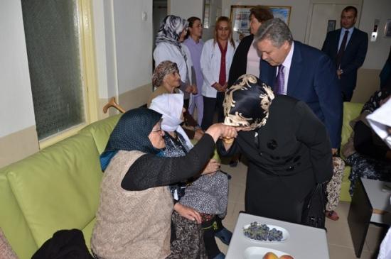 Vali Kahraman Huzurevine Ziyarette Bulundu