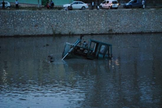 İş Makinesi Irmağa Battı