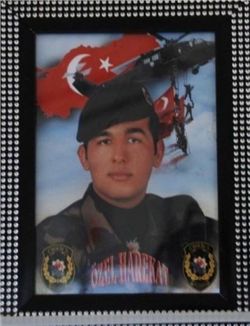 Şehit Polisin Baba Evine Ateş Düştü